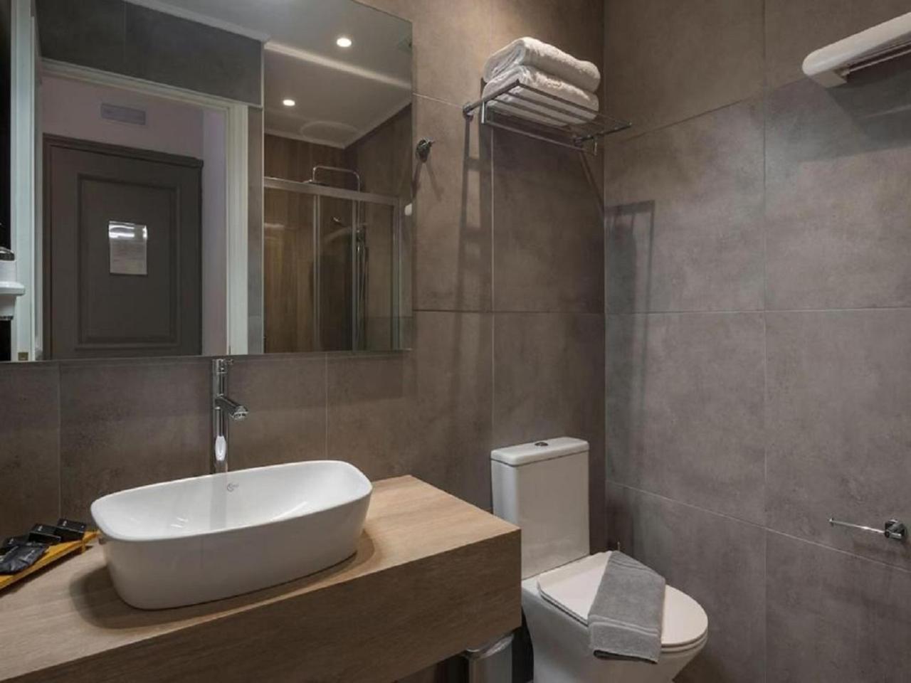 Hotel Linda Suites Near International Airport By La Casa New Delhi Exterior photo